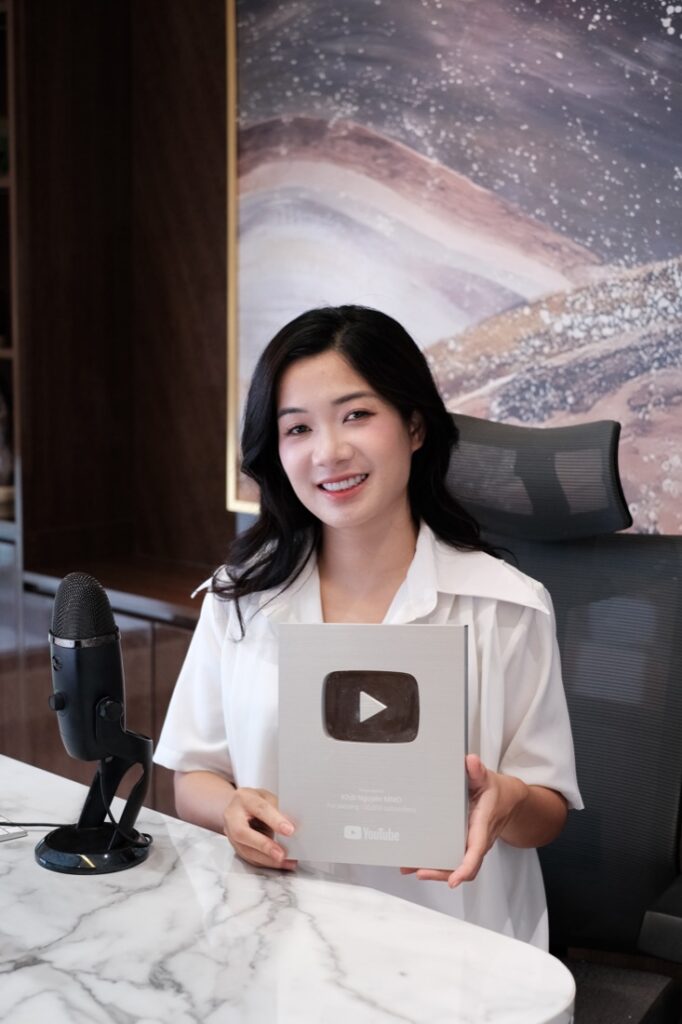 Khởi Nguyên cầm nút Play bạc YouTube