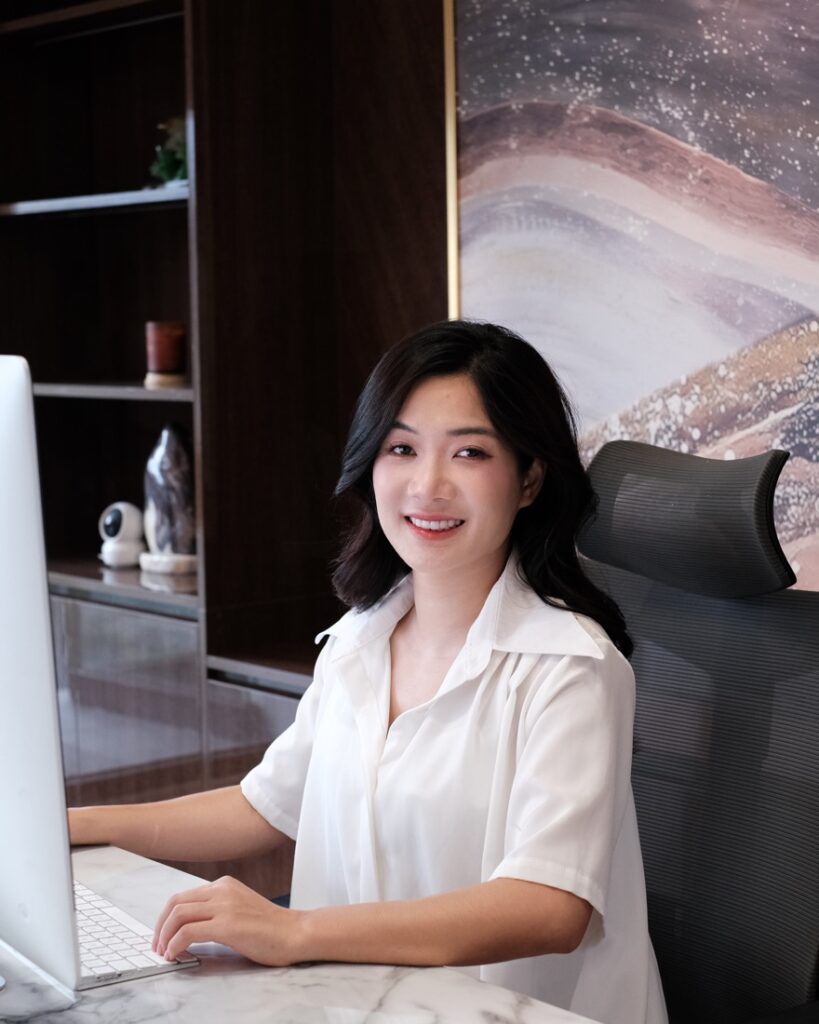 Khởi Nguyên tại bàn làm việc
